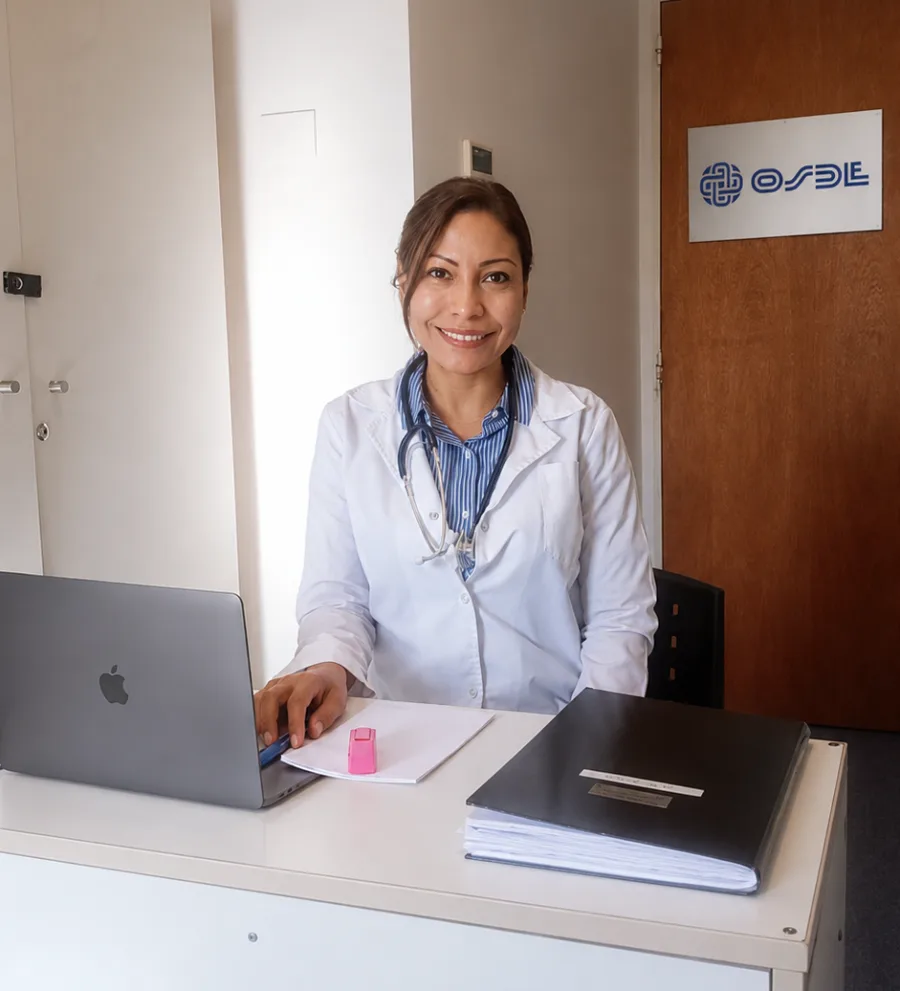 Dra. María Uribe en su consultorio en Pilar