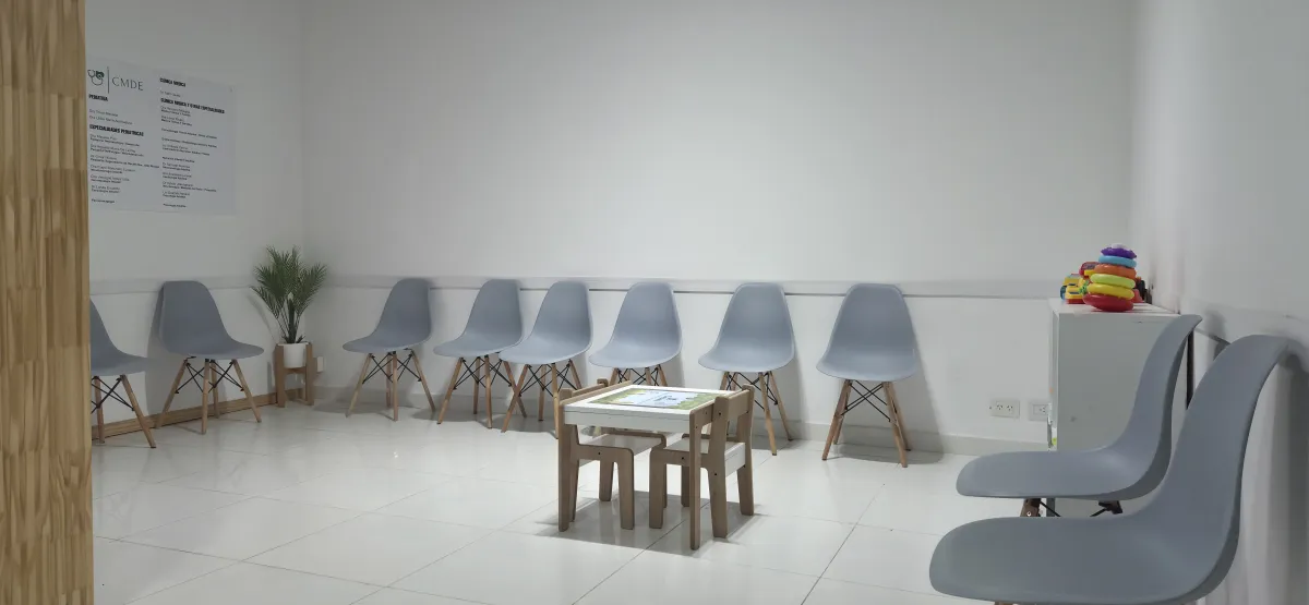 Sala de espera del consultorio en Pilar